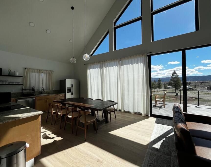 Villa Red Rock Retreat Stunning Floor To Ceiling Views Hatch Exterior foto